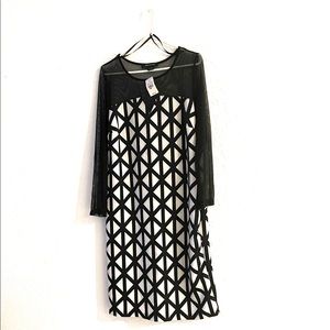 Black and White
Printed
Long Sleeve with Scoop Neck